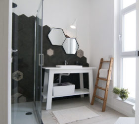 Bagno di servizio bianco e nero