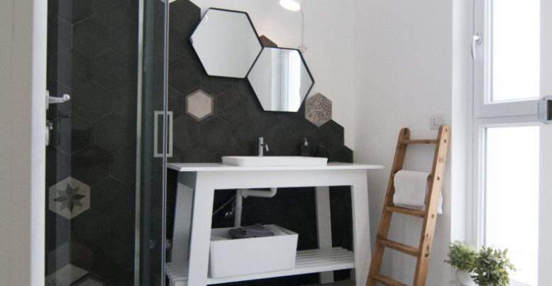 Bagno di servizio bianco e nero
