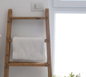 Bagno di servizio bianco e nero