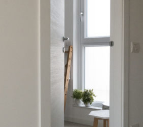 Bagno di servizio bianco e nero
