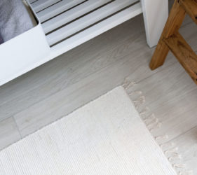 Bagno di servizio bianco e nero