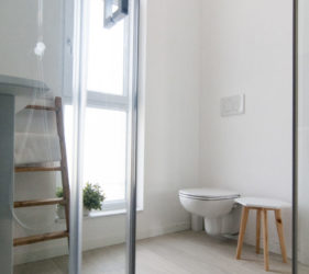 Bagno di servizio bianco e nero