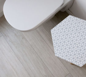 Bagno di servizio bianco e nero