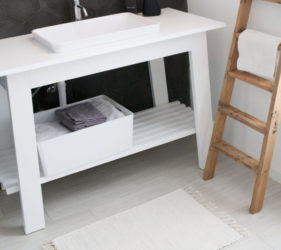 Bagno di servizio bianco e nero